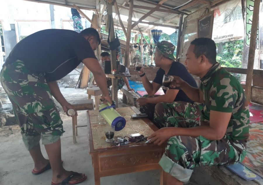 Dongkrak Semangat Bekerja, Anggota Satgas TMMD 114 Kodim 0812 Lamongan Minum Secangkir Kopi