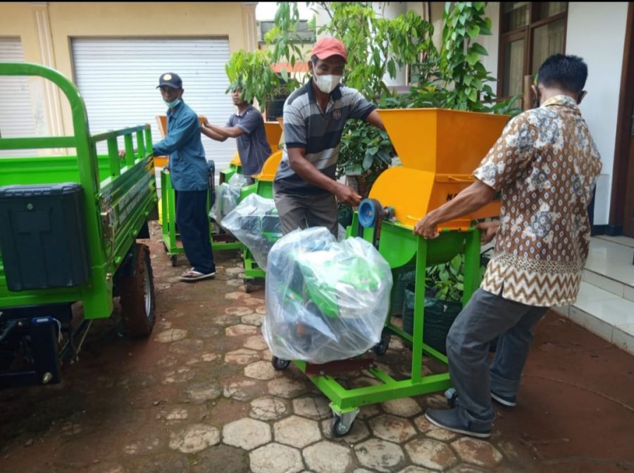 DPKP Tuban Serahkan 9 Unit Alat Program Pengembangan UPPO