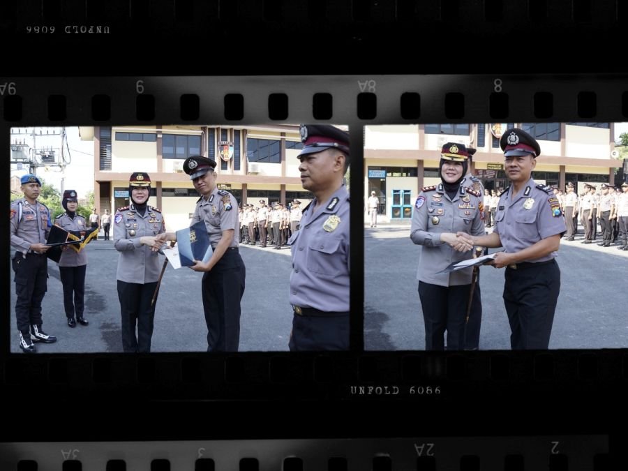 Dua Polisi Bojonegoro Diganjar Penghargaan