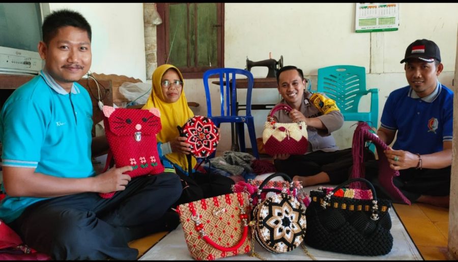 Dua Tahun Geluti Kerajinan Tali Kur, Pasarkan Produknya Dari Mulut ke Mulut