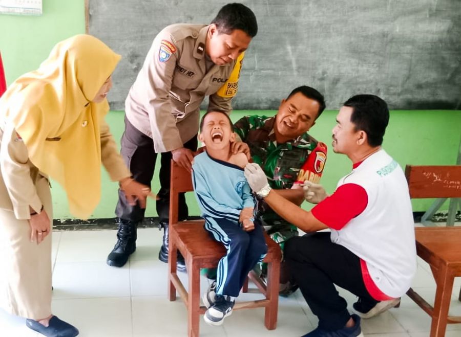 Dukung dan Sukseskan Program BIAS, Babinsa Koramil Sukosewu Dampingi Nakes Beri Layanan Imunisasi