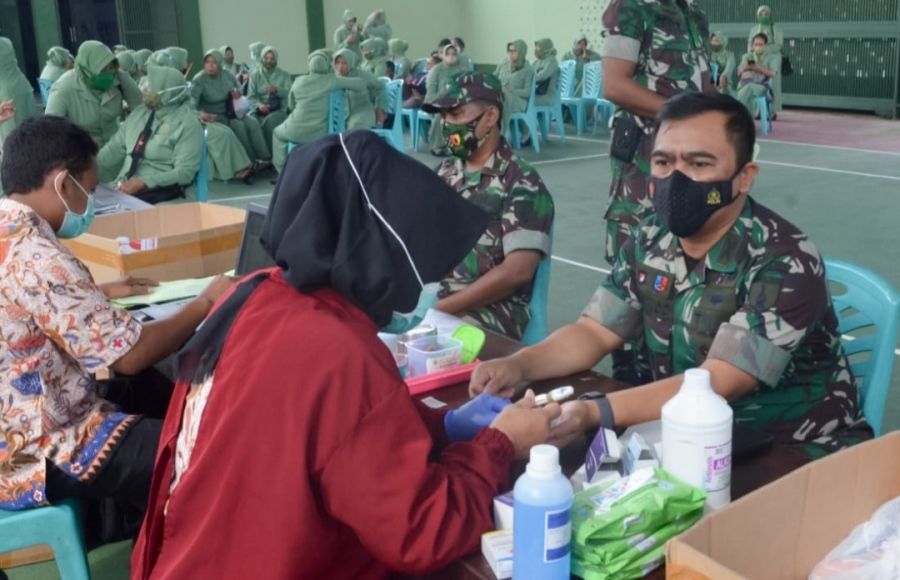 Dukung Pemkab Beri Pelayanan Kesehatan, Dandim 0813  Bojonegoro dan Anggota Ikuti Donor Darah