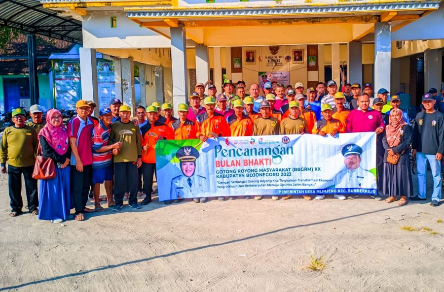 Babinsa Sumberrejo Kodim 0813 Bojonegoro bersama Warga Mlinjeng Karya Bakti Bersihkan Jalan Desa