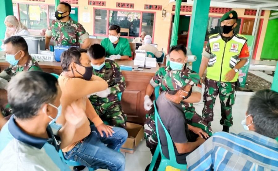Dukung Program Pemerintah, Kodim Bojonegoro bersama Pemdes Megale Kedungadem Gelar Serbuan Vaksinasi