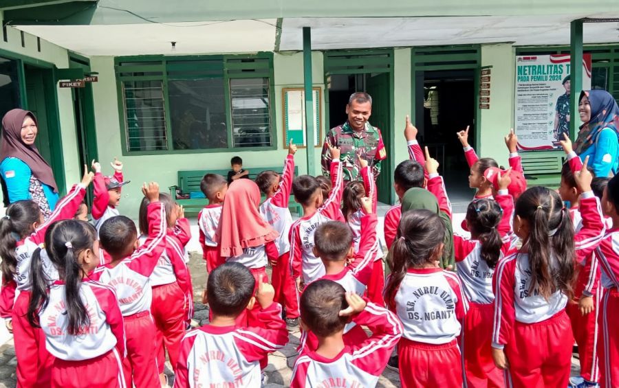 Babinsa Koramil Ngraho Kodim 0813 Bojonegoro Terima Kunjungan Siswa KB Nurul Ulum