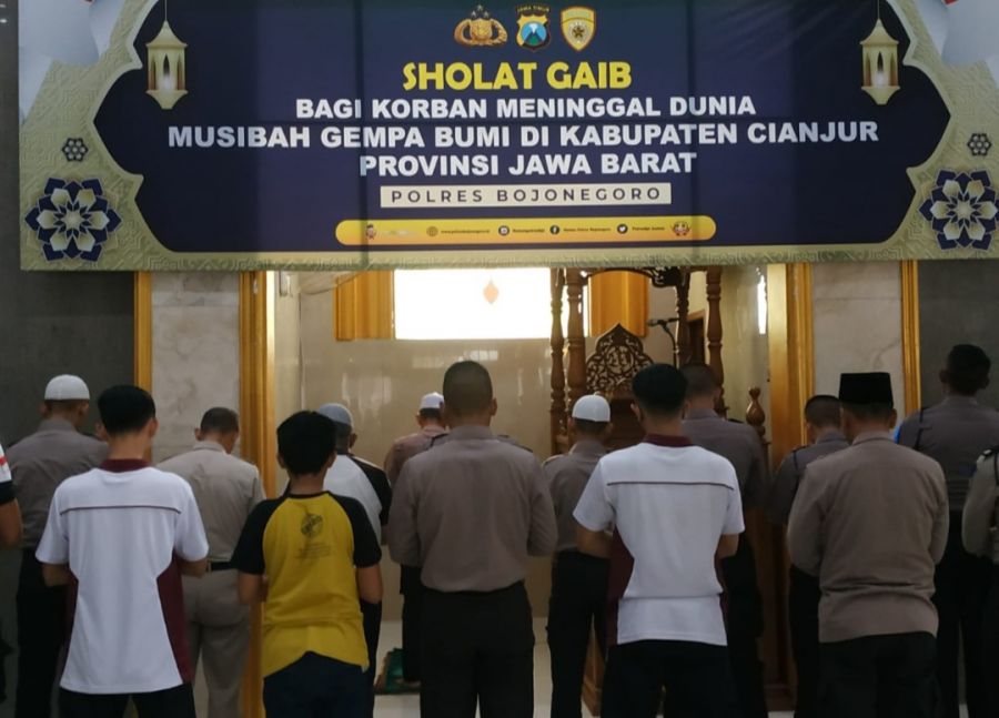 Empati Korban Gempa Bumi di Cianjur, Polres Bojonegoro Gelar Shalat Gaib