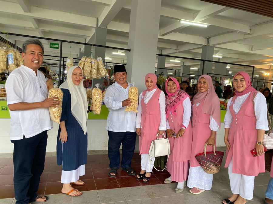 Festival Jajanan Pasar, Bupati Perempuan Pertama di Bojonegoro Sempatkan Belanja di Pasar Wisata 