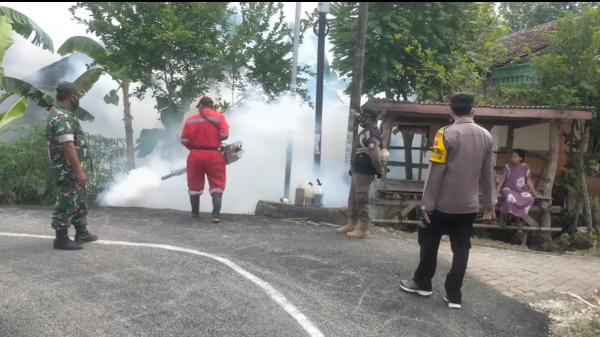 Gandeng Dinas Kesehatan, Polres Bojonegoro dan Kodim 0813 Bojonegoro Gelar Fogging