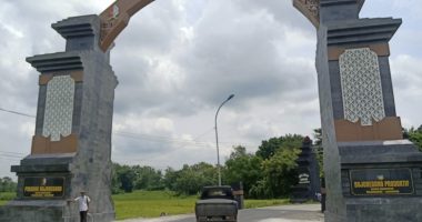 Gapuro Berdiri Kokoh di Perbatasan selatan kedungadem Bojonegoro lamongan.