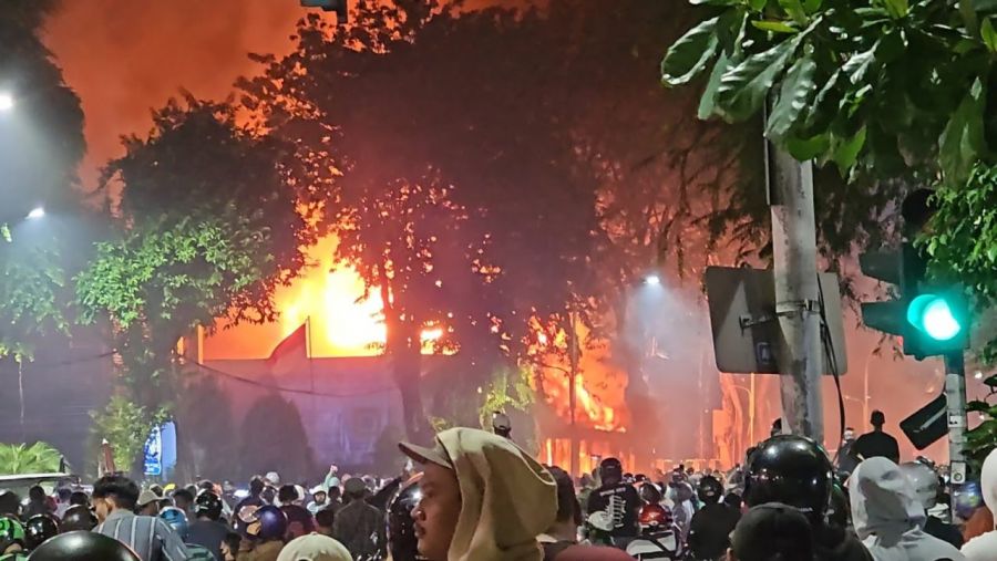 Gedung Negara Grahadi Surabaya Dibakar Demonstran