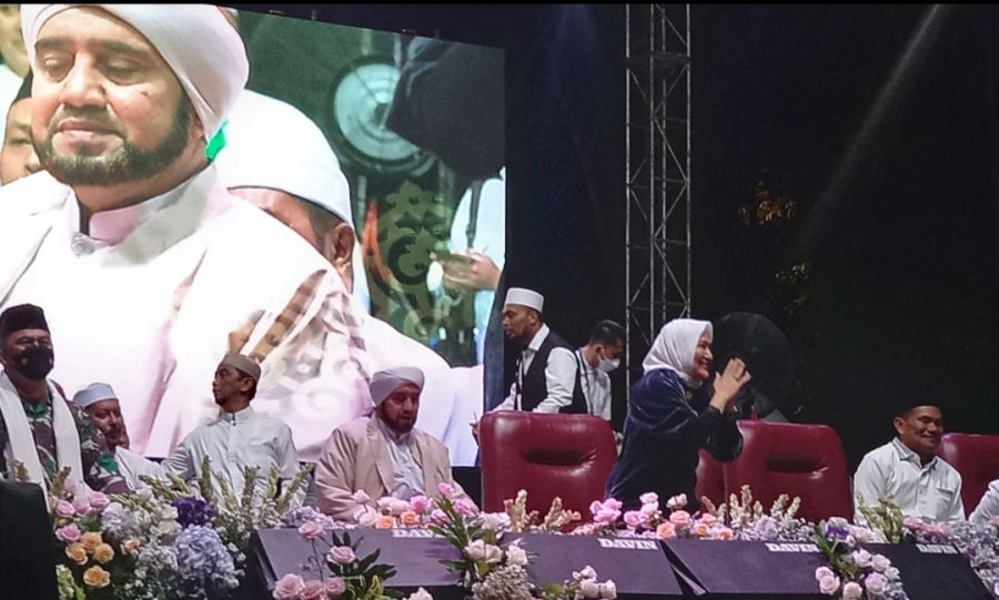 Gema Bojonegoro Bersholawat Ribuan Syekher Mania Penuhi Alun-Alun Bojonegoro 