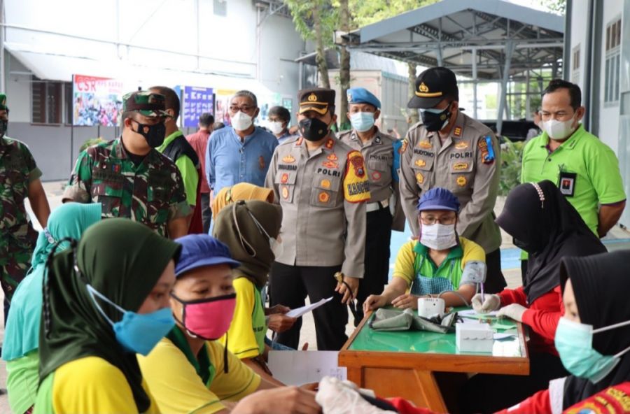 Genjot Percepatan Vaksinasi di Bojonegoro, Kapolres dan Dandim Tinjau Vaksinasi Serentak Indonesia
