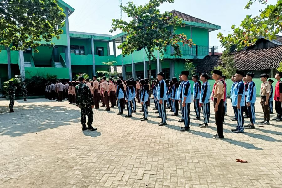 Giat MPLS SMK Diponegoro, Babinsa Koramil Purwosari Kodim 0813 Bojonegoro Berikan Materi Wasbang