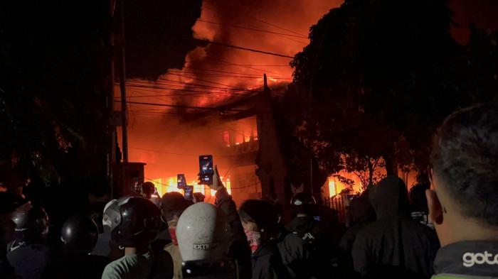 Giliran Gedung DPRD Kabupaten Kediri yang Luluh Lantak