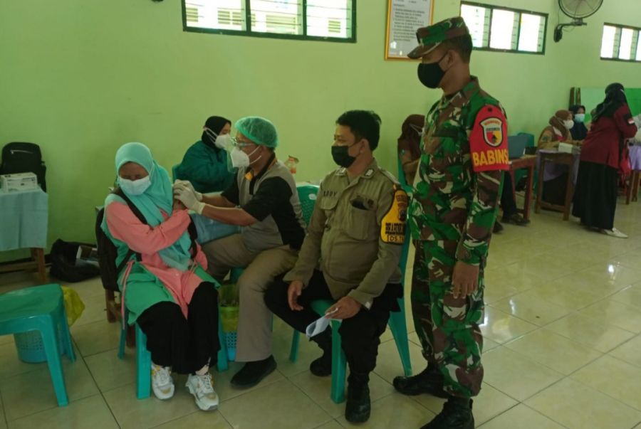 Giliran Ribuan Santri Ponpes  At Tanwir Jalani Vaksinasi