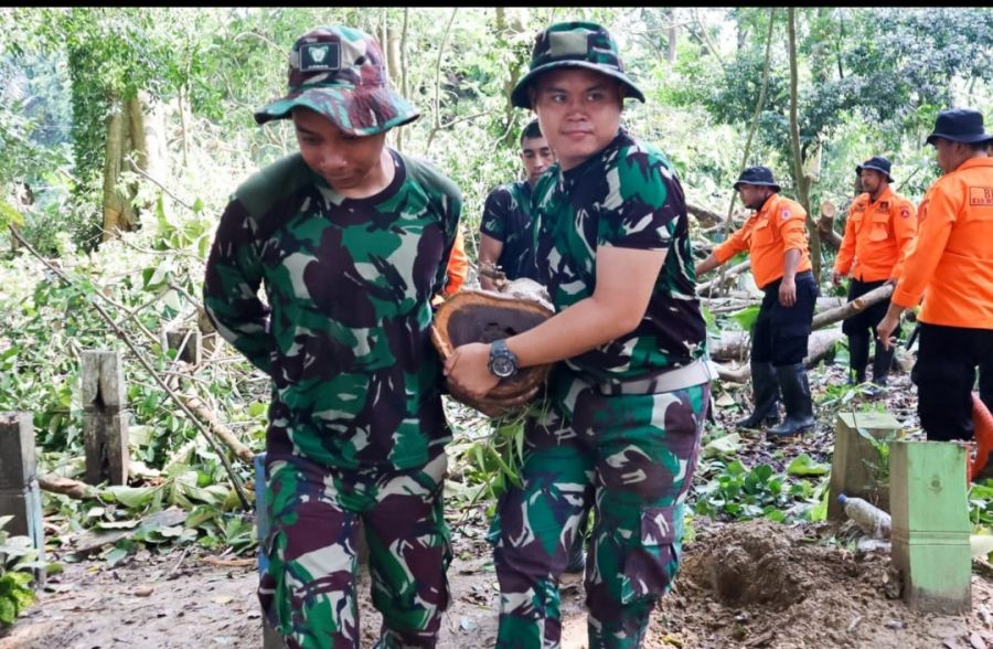 Giyup Rukun Bersama Masyarakat, Satgas TMMD 115 dan BPBD Bojonegoro Evakuasi Pohon Tumbang