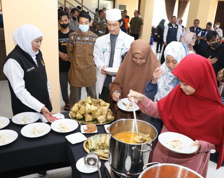 Gubernur Khofifah Ajak Penyintas dari Sudan Sarapan Ketupat Opor di Asrama Haji