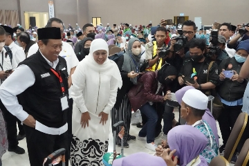 Gubernur Khofifah Berangkatkan Kloter I Jemaah Haji Asal Bangkalan Embarkasi Surabaya