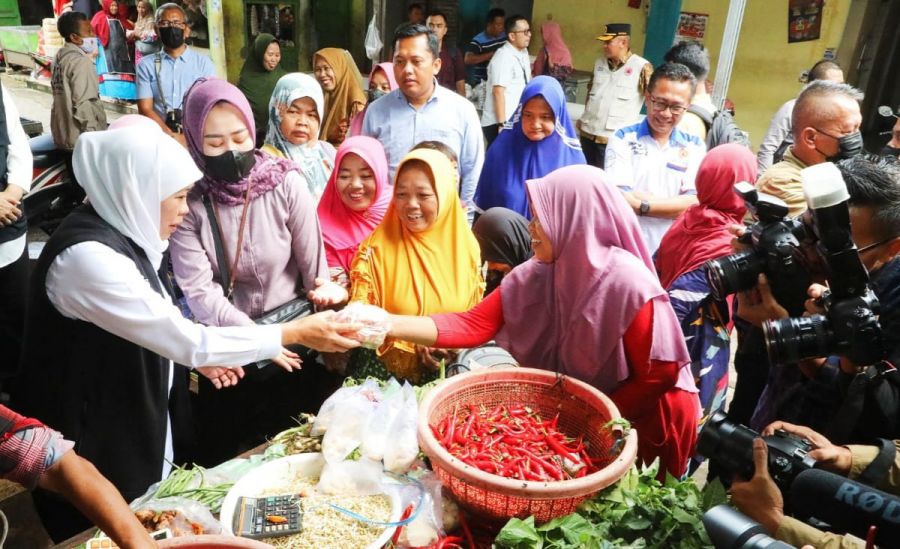 Gubernur Khofifah Blusukan Pastikan Stok Bahan Pokok Aman Hingga Lebaran