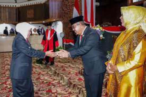 Gubernur Khofifah Hadiri Pelantikan DPRD Jatim