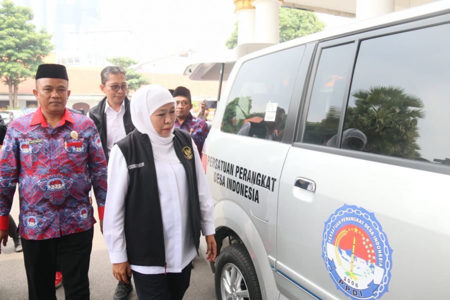 Gubernur Khofifah Serahkan Mobil Operasional untuk Perangkat Desa 29 Kabupaten