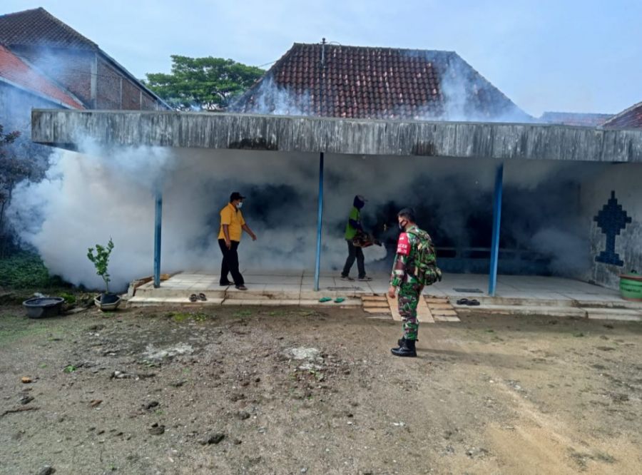Guna Cegah Penyakit DB, Babinsa Dampingi Petugas Puskesmas Mantup dalam Fogging Rumah Warga