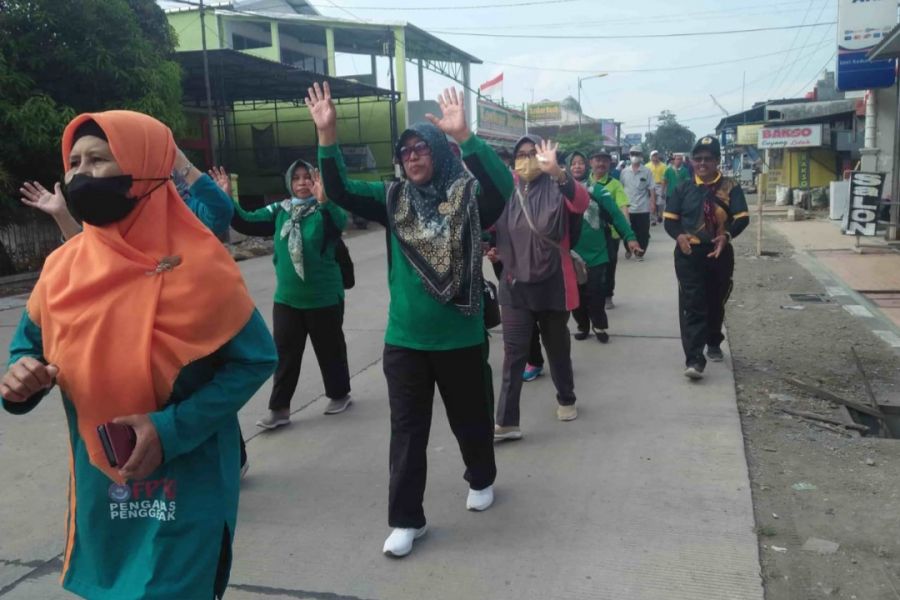 Guru PAUD TK SD se Kedungadem Peringati Haornas Dengan Jalan Sehat