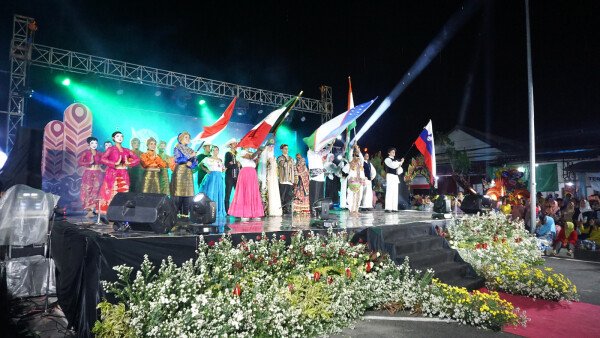 Guyuran Hujan Tidak Mengurungkan Antusias Warga Saksikan B-TIFF di Thamrin Park Bojonegoro