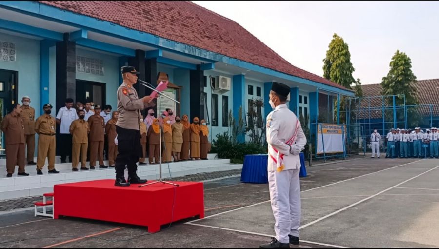 Hadir di Sekolah, Pejabat Utama dan Kapolsek Jajaran Polres Bojonegoro Jadi Irup Upacara Bendera