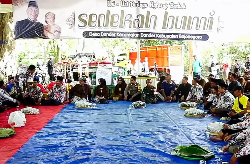 Hadiri Acara Sedekah Bumi, Babinsa Dander Kodim 0813 Bojonegoro Dukung Upaya Pelestarian Tradisi Kea