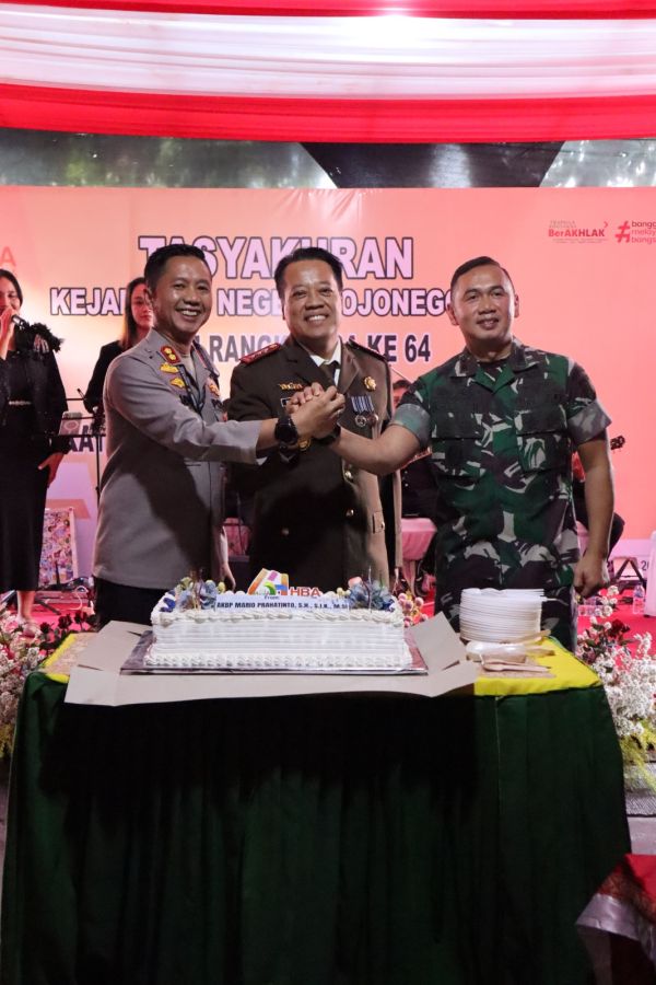 Hari Bhakti Adhyaksa ke 64, Kapolres beserta Dandim Bojonegoro Beri Kejutan Kajari Bojonegoro