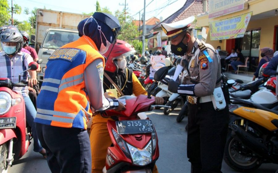 Hari Pertama Operasi Patuh Semeru 2021, Polisi Sebar Brosur