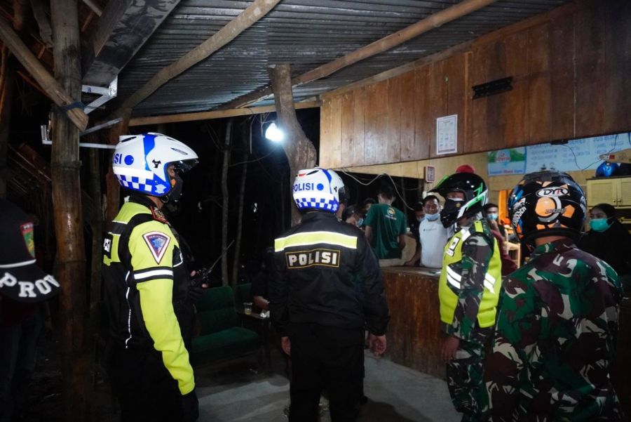 Hari Pertama PPKM Darurat Diberlakukan, Petugas Gabungan Bubarkan Kerumunan di Bojonegoro