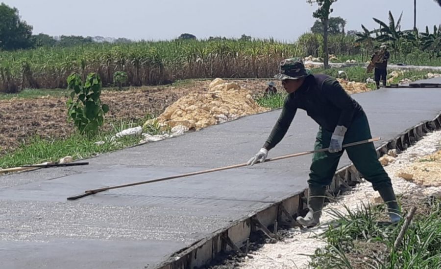 Hasilkan Kualitas Terbaik, Anggota Satgas TMMD 114 Kodim 0812 Lamongan Ratakan Permukaan Jalan Cor