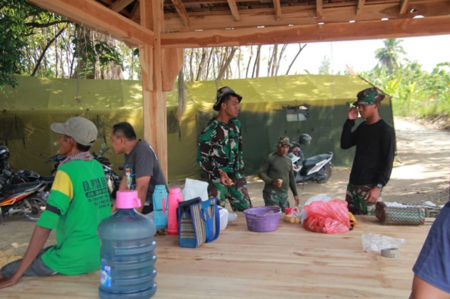Hidangan Tradisional dari Warga Tunggunjagir, Teman Setia Satgas TMMD 114 Kodim 0812 Lamongan