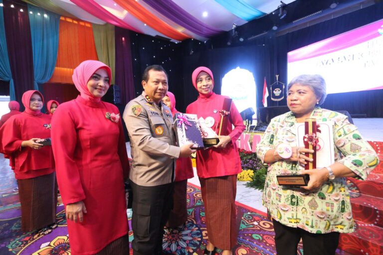 HUT ke-43 Kemala Bhayangkari, Kapolda Jatim : Bhayangkari Turut serta Bangun Citra Polri