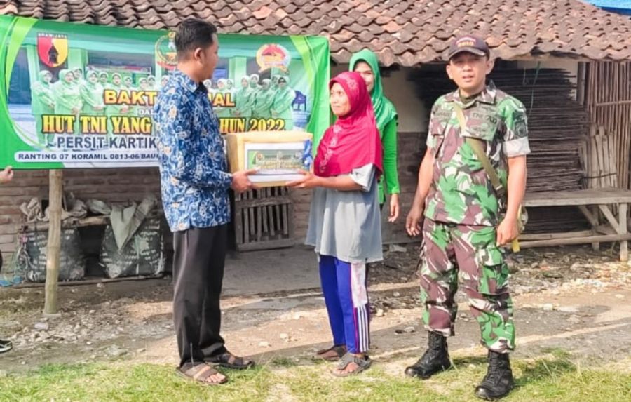HUT ke- 77 TNI, Babinsa dan Persit Koramil Baureno Kodim 0813 Bojonegoro gelar Baksos