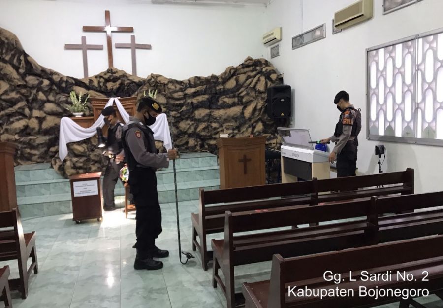 Ibadah Jumat Agung, Polisi Sterilisasi dan Jaga Ketat Sejumlah Gereja di Bojonegoro