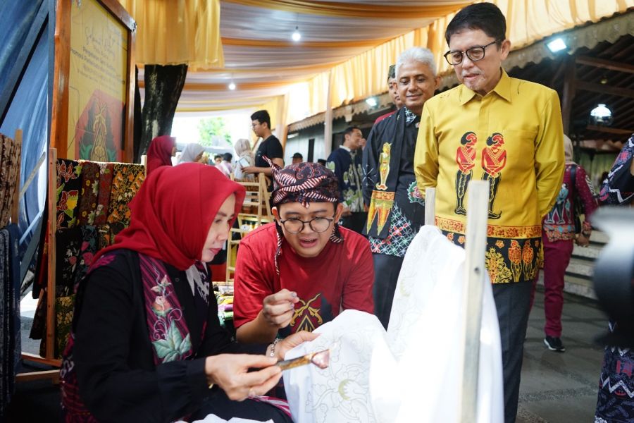 Ikut Meriahkan Pameran Ekonomi Kreatif UMKM, Bojonegoro Pamerkan Produk Unggulan di Anjungan