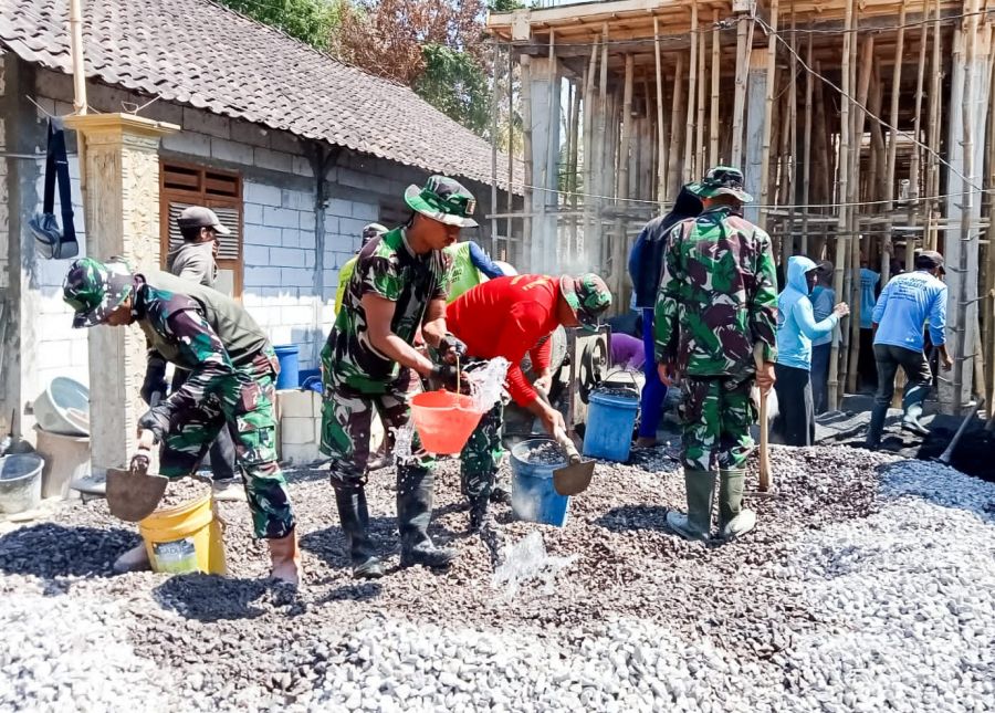Implementasi Metode Binter, Babinsa Temayang Bojonegoro bantu Pembangunan Musholla Dusun Genengan