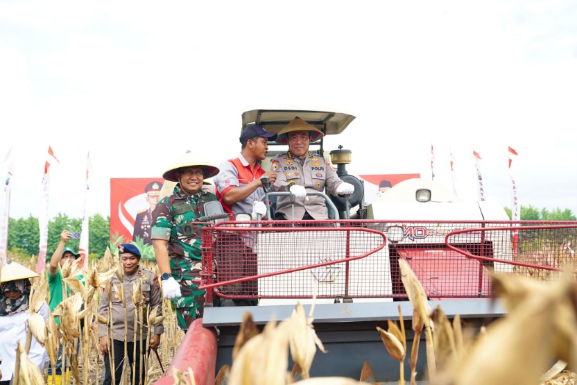 Irwasum Polri Pimpin Panen Raya Jagung Serentak Tahap I di Madiun