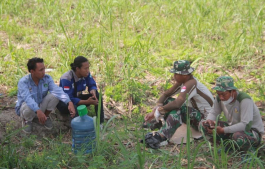 Istirahat Ditempat Alakadarnya, Satgas TMMD ke 114 Pulihkan Energi di Bawah Pohon Sambil Bercerita