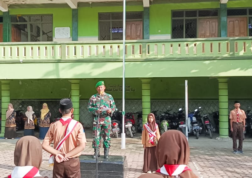 Jadi Pembina Upacara di SMK Walisongo, ini Pesan Bati Tuud Koramil Sugihwaras Bojonegoro