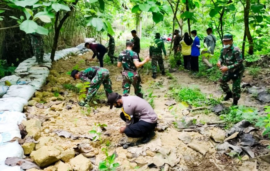 Jaga dan Lestarikan Lingkungan, Koramil Kapas Kodim 0813 Bojonegoro Tanam 1000 Pohon Penghijauan