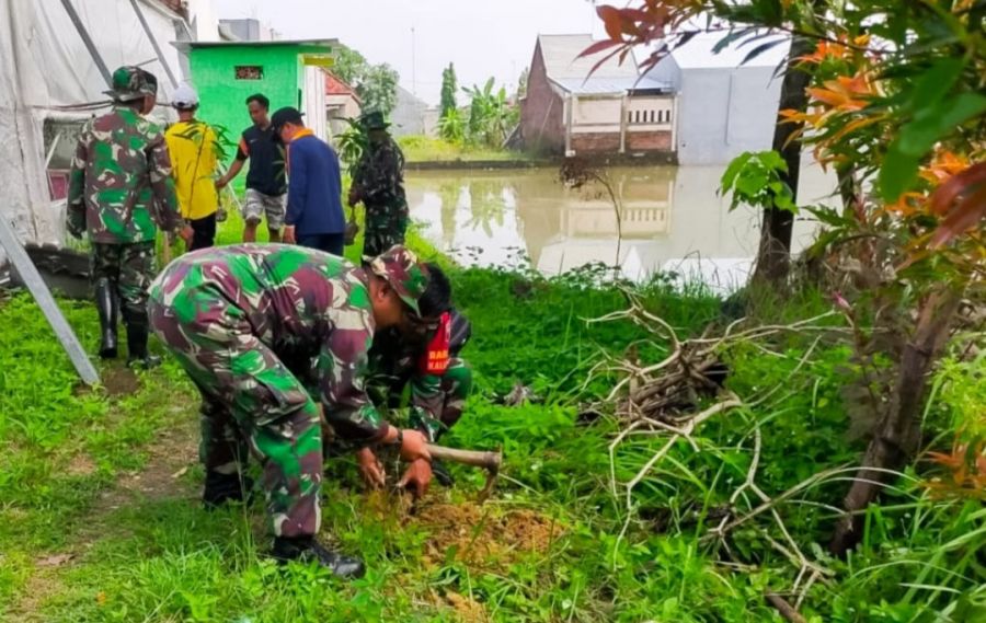 Jaga Kelestarian Lingkungan, Babinsa Koramil Kapas Kodim 0813 Bojonegoro ikuti Karya Bakti Penanaman