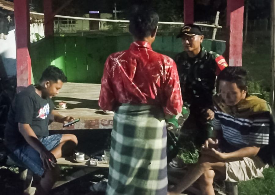 Jaga Kondusifitas Wilayah Binaan, Babinsa Koramil Sukosewu Bojonegoro dan Warga Giatkan Ronda Malam
