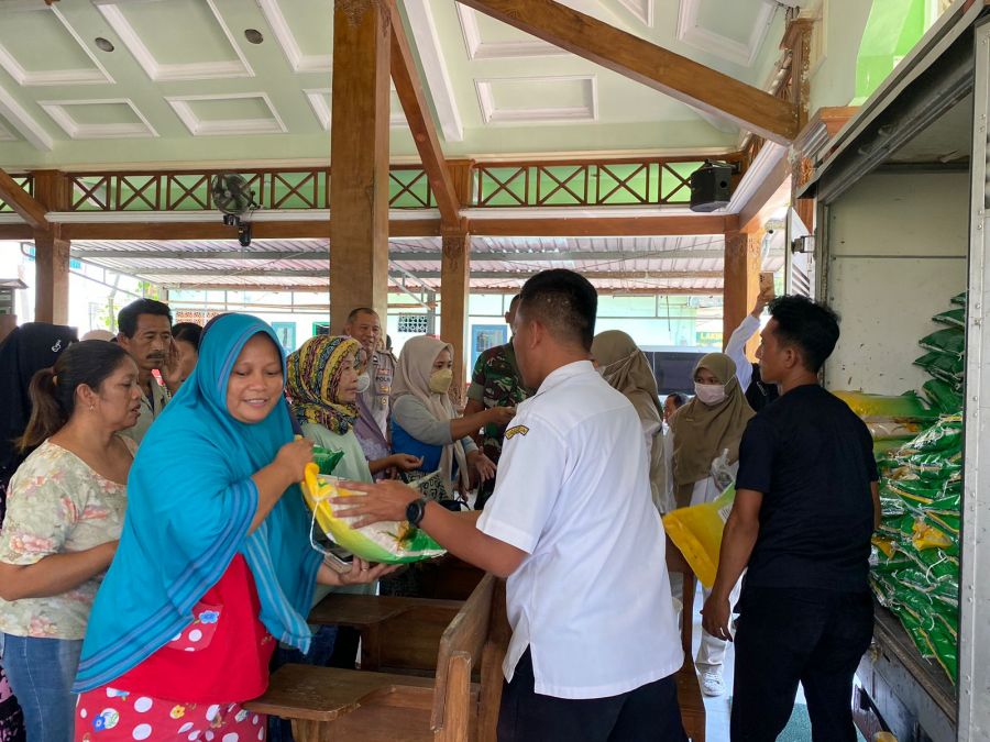 Jaga  Stabilitas Harga Beras Pemkab Bojonegoro Gelar Operasi Pasar Beras di Balai Desa Sukorejo