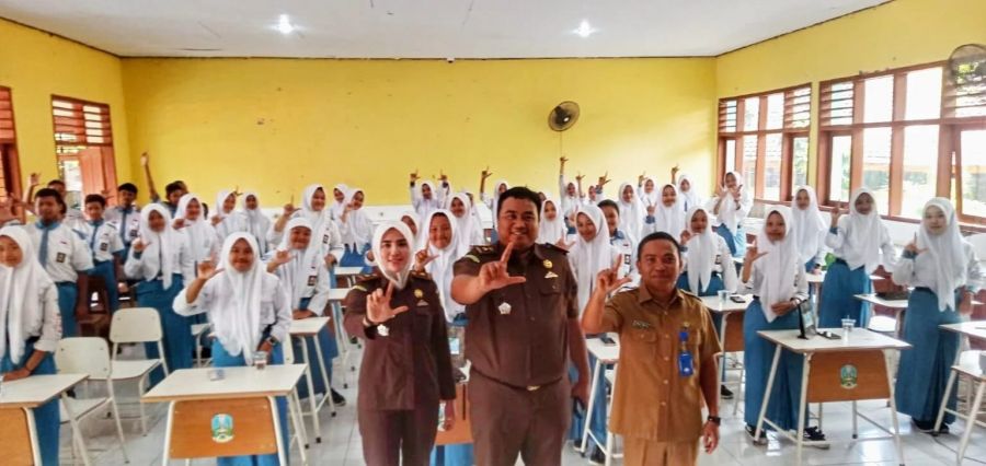 Jaksa Masuk Sekolah, Kejari Lamongan Beri Penyuluhan Hukum di SMAN 1 Bluluk