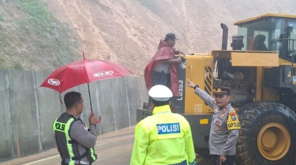 Jalan Lumajang-Malang melalui Piket Nol Sementara Ditutup Karena ada Material Longsoran