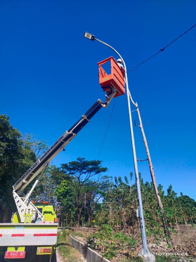 Jalan Makin Terang Benderang, Pemasangan PJU di Bojonegoro Terus Ditambah